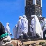 Rombongan Berpakaian Putih Gelar Ritual di Puncak Gunung Lawu Saat Bulan Suro