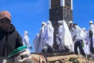 Rombongan Berpakaian Putih Gelar Ritual di Puncak Gunung Lawu Saat Bulan Suro