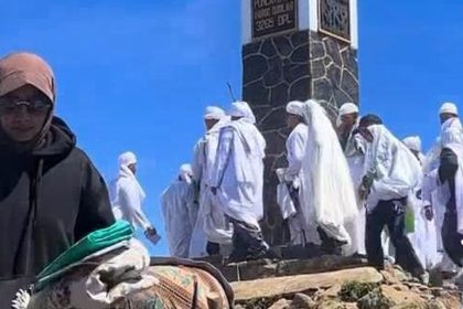 Rombongan Berpakaian Putih Gelar Ritual di Puncak Gunung Lawu Saat Bulan Suro