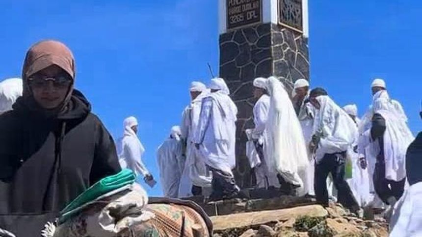 Rombongan Berpakaian Putih Gelar Ritual di Puncak Gunung Lawu Saat Bulan Suro