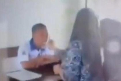 Viral Siswi Acungkan Jari Tengah ke Guru